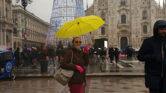 Milano, le luci natalizie, un ombrello giallo.